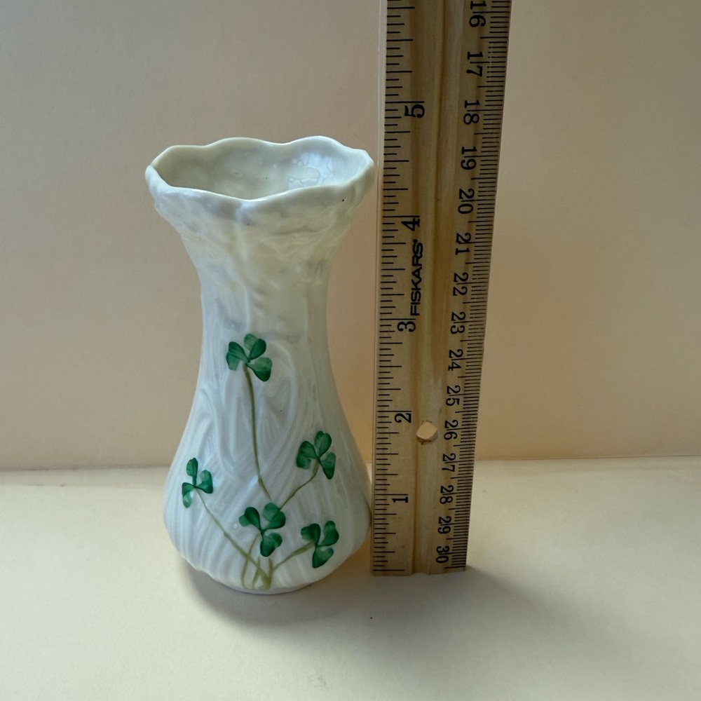 Belleek Classic Daisy Toy Spill Vase with Green Clover Design. - Picture 10 of 10
